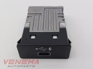 Gebruikte AUX/USB aansluiting Mini Mini (F56) 1.5 12V One Prijs € 19,99 Margeregeling aangeboden door Venema Autoparts