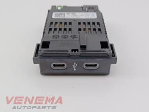 Gebruikte AUX/USB aansluiting Volkswagen T-Cross 1.0 TSI 115 12V Prijs € 14,99 Margeregeling aangeboden door Venema Autoparts