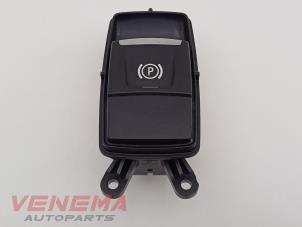 Gebruikte Schakelaar handrem BMW X1 (F48) xDrive 20i 2.0 16V Twin Power Turbo Prijs € 49,99 Margeregeling aangeboden door Venema Autoparts