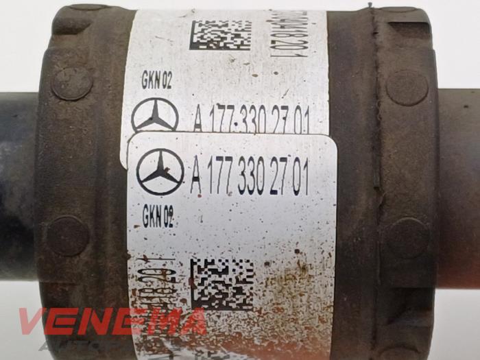 Aandrijfas links-voor van een Mercedes-Benz A (177.0) 1.3 A-200 Turbo 16V 2019