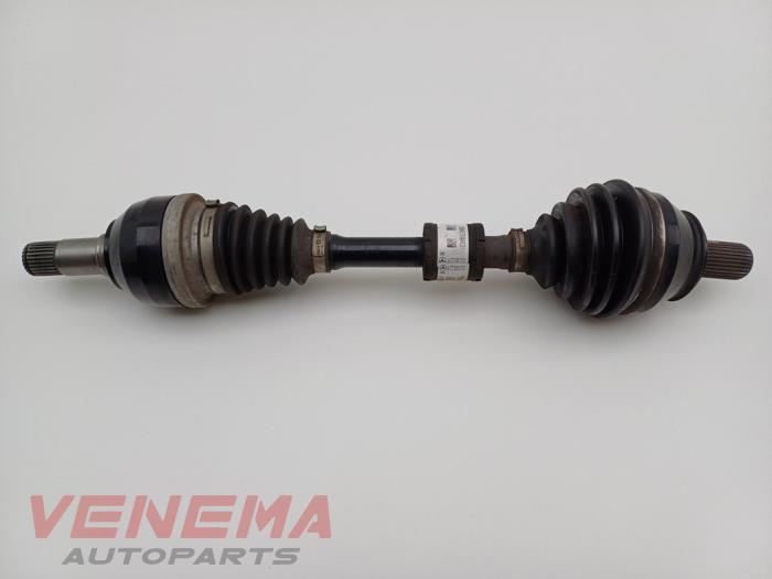 Aandrijfas links-voor van een Mercedes-Benz A (177.0) 1.3 A-200 Turbo 16V 2019