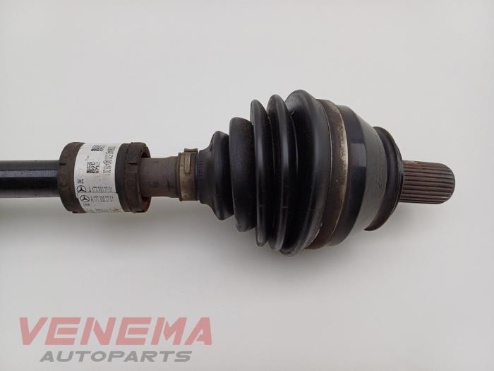 Aandrijfas links-voor van een Mercedes-Benz A (177.0) 1.3 A-200 Turbo 16V 2019