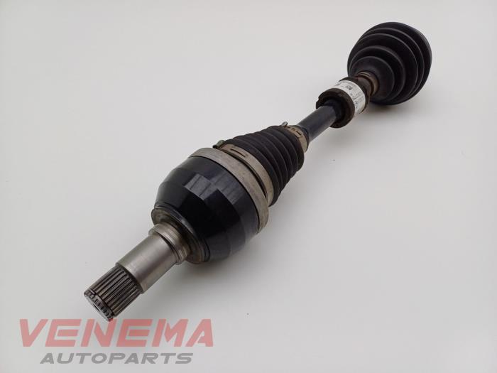 Aandrijfas links-voor van een Mercedes-Benz A (177.0) 1.3 A-200 Turbo 16V 2019