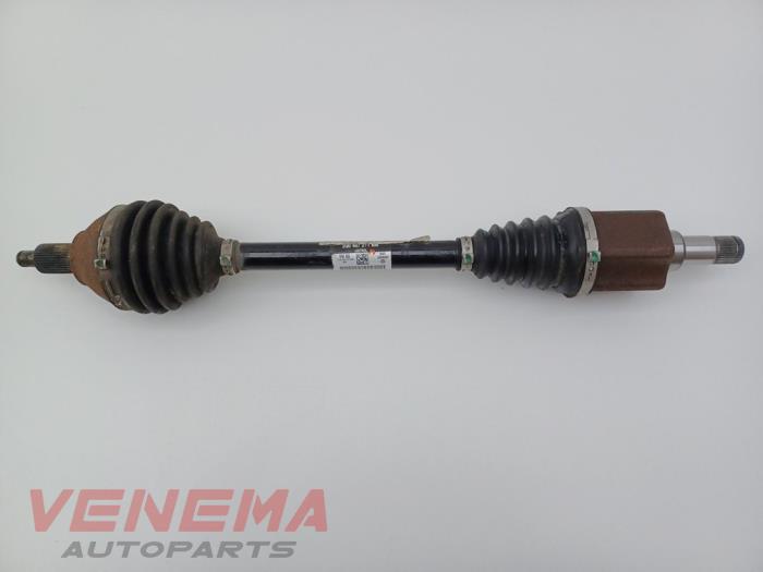 Gebruikte Aandrijfas links-voor Seat Arona (KJX) 1.0 TSI 12V Prijs € 199,99 Margeregeling aangeboden door Venema Autoparts