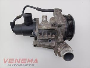 Gebruikte Koelvloeistof pomp Mercedes A (W176) 2.2 A-200 CDI, A-200d 16V Prijs € 49,99 Margeregeling aangeboden door Venema Autoparts