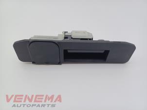 Gebruikte Handgreep Achterklep Mercedes A (177.0) 2.0 A-220 Turbo 16V Prijs € 24,99 Margeregeling aangeboden door Venema Autoparts