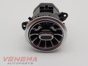 Gebruikte Luchtrooster Dashboard Mercedes A (177.0) 2.0 A-220 Turbo 16V Prijs € 24,99 Margeregeling aangeboden door Venema Autoparts