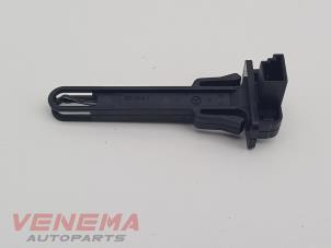Gebruikte Sensor Temperatuur binnen Mercedes A (177.0) 2.0 A-220 Turbo 16V Prijs € 9,99 Margeregeling aangeboden door Venema Autoparts