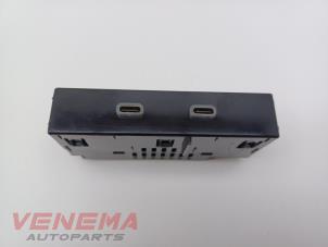 Gebruikte AUX/USB aansluiting Skoda Kamiq 1.5 TSI 16V Prijs € 19,99 Margeregeling aangeboden door Venema Autoparts