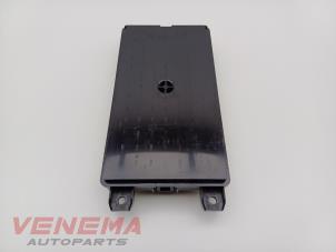 Gebruikte Wireless charger Mercedes C Estate (S206) C-300 e 2.0 Turbo Prijs € 99,99 Margeregeling aangeboden door Venema Autoparts