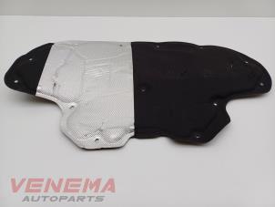 Gebruikte Isolatie Motorkap Mercedes C Estate (S206) C-300 e 2.0 Turbo Prijs € 74,99 Margeregeling aangeboden door Venema Autoparts