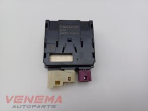 Gebruikte AUX/USB aansluiting Mercedes C Estate (S206) C-300 e 2.0 Turbo Prijs € 49,99 Margeregeling aangeboden door Venema Autoparts