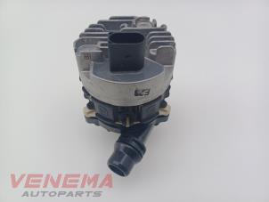 Gebruikte Koelvloeistof pomp Mercedes C Estate (S206) C-300 e 2.0 Turbo Prijs € 69,99 Margeregeling aangeboden door Venema Autoparts