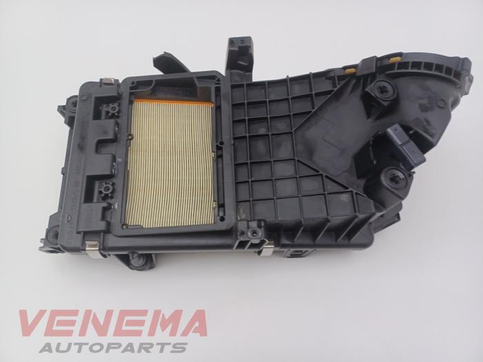 Gebruikte Luchtfilterhuis Mercedes C Estate (S206) C-300 e 2.0 Turbo Prijs € 129,99 Margeregeling aangeboden door Venema Autoparts