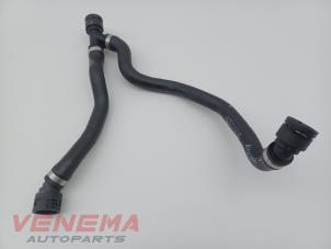 Gebruikte Radiateurslang Mercedes C Estate (S206) C-300 e 2.0 Turbo Prijs € 34,99 Margeregeling aangeboden door Venema Autoparts