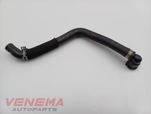 Gebruikte Koelwaterslang Mercedes A (177.0) 2.0 A-220 Turbo 16V Prijs € 9,99 Margeregeling aangeboden door Venema Autoparts