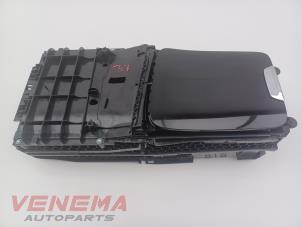 Gebruikte Opbergvak Mercedes C Estate (S206) C-300 e 2.0 Turbo Prijs € 99,99 Margeregeling aangeboden door Venema Autoparts