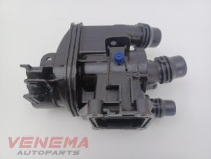 Gebruikte Thermostaathuis Peugeot 208 I (CA/CC/CK/CL) 1.2 12V e-THP PureTech 110 Prijs € 39,99 Margeregeling aangeboden door Venema Autoparts