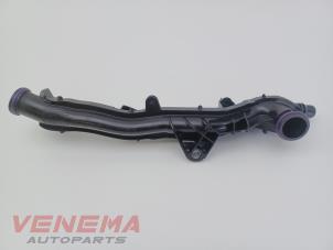 Gebruikte Waterpijp Peugeot 208 I (CA/CC/CK/CL) 1.2 12V e-THP PureTech 110 Prijs € 9,99 Margeregeling aangeboden door Venema Autoparts