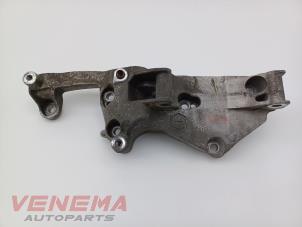 Gebruikte Dynamosteun boven Peugeot 208 I (CA/CC/CK/CL) 1.2 12V e-THP PureTech 110 Prijs € 29,99 Margeregeling aangeboden door Venema Autoparts