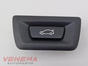 Gebruikte Schakelaar achterklep BMW 3 serie Touring (F31) 320d 2.0 16V Prijs € 9,99 Margeregeling aangeboden door Venema Autoparts