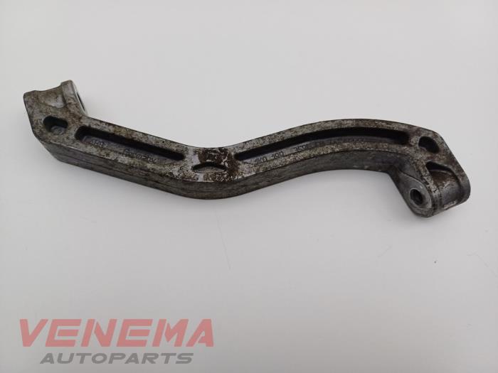 Gebruikte Versnellingsbak Steun Volkswagen Beetle (16AB) 1.6 TDI 16V Prijs € 9,99 Margeregeling aangeboden door Venema Autoparts