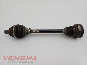 Gebruikte Aandrijfas links-voor Volkswagen Beetle (16AB) 1.6 TDI 16V Prijs € 149,99 Margeregeling aangeboden door Venema Autoparts