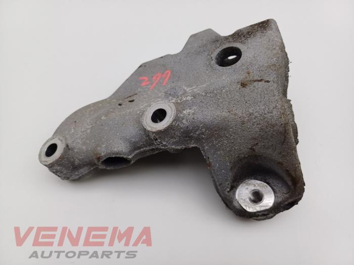 Gebruikte Versnellingsbak Steun Volkswagen Beetle (16AB) 1.6 TDI 16V Prijs € 24,99 Margeregeling aangeboden door Venema Autoparts