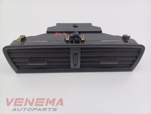 Gebruikte Luchtrooster Dashboard Skoda Fabia III Combi (NJ5) 1.0 TSI 12V Prijs € 24,99 Margeregeling aangeboden door Venema Autoparts