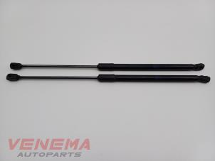 Gebruikte Set Gasdempers Achterklep Mercedes A (W176) 2.0 A-250 Turbo 16V Prijs € 14,99 Margeregeling aangeboden door Venema Autoparts