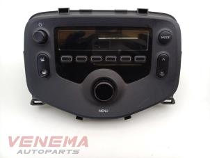 Gebruikte Radiobedienings paneel Peugeot 108 1.0 12V VVT-i Prijs € 74,99 Margeregeling aangeboden door Venema Autoparts