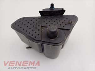 Gebruikte Koolstoffilter Mercedes A (W176) 2.0 A-250 Turbo 16V Prijs € 49,99 Margeregeling aangeboden door Venema Autoparts