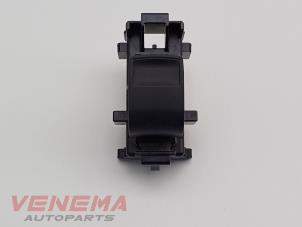 Gebruikte Raam schakelaar elektrisch Peugeot 108 1.0 12V VVT-i Prijs € 9,99 Margeregeling aangeboden door Venema Autoparts