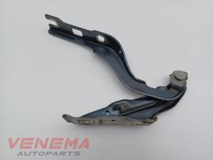 Gebruikte Motorkap Scharnier Skoda Fabia III Combi (NJ5) 1.0 TSI 12V Prijs € 14,99 Margeregeling aangeboden door Venema Autoparts