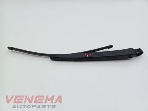 Gebruikte Ruitenwisserarm achter Skoda Fabia III Combi (NJ5) 1.0 TSI 12V Prijs € 9,99 Margeregeling aangeboden door Venema Autoparts