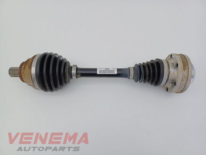 Gebruikte Aandrijfas links-voor Volkswagen Golf VIII Variant (GC5) 2.0 TDI BlueMotion 16V Prijs € 44,99 Margeregeling aangeboden door Venema Autoparts