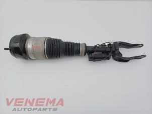 Gebruikte Schokdemperpoot links-voor Mercedes ML III (166) 3.0 ML-350 BlueTEC V6 24V 4-Matic Prijs € 479,99 Margeregeling aangeboden door Venema Autoparts