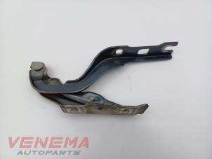 Gebruikte Motorkap Scharnier Skoda Fabia III Combi (NJ5) 1.0 TSI 12V Prijs € 19,99 Margeregeling aangeboden door Venema Autoparts