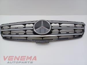 Gebruikte Grille Mercedes ML III (166) 3.0 ML-350 BlueTEC V6 24V 4-Matic Prijs € 249,99 Margeregeling aangeboden door Venema Autoparts