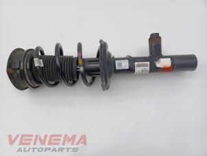 Gebruikte Veerpoot links-voor Volkswagen Golf VII (AUA) 2.0 GTI 16V Performance Package Prijs € 224,99 Margeregeling aangeboden door Venema Autoparts