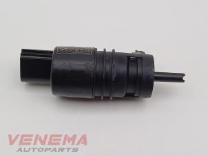Gebruikte Ruitensproeierpomp achter BMW 1 serie (F20) 116i 1.6 16V Prijs € 9,99 Margeregeling aangeboden door Venema Autoparts