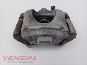 Gebruikte Remklauw (Tang) links-voor Mini Mini (F56) 1.5 12V Cooper Prijs € 44,99 Margeregeling aangeboden door Venema Autoparts