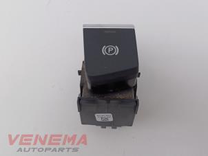 Gebruikte Schakelaar handrem Audi A5 Cabrio (F57/F5E) 3.0 TDI V6 24V Quattro Prijs € 14,99 Margeregeling aangeboden door Venema Autoparts
