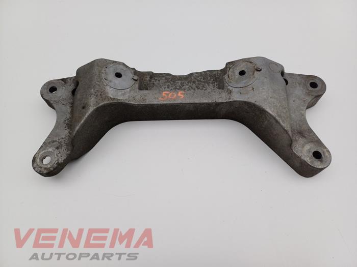 Gebruikte Versnellingsbak Steun BMW 1 serie (F20) 116i 1.6 16V Prijs € 19,99 Margeregeling aangeboden door Venema Autoparts