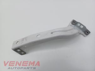 Gebruikte Schermdrager links-voor Volkswagen Up! (121) 1.0 12V 60 Prijs € 14,99 Margeregeling aangeboden door Venema Autoparts