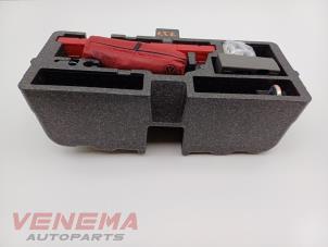 Gebruikte Gereedschap Set Volkswagen Up! (121) 1.0 12V 60 Prijs € 24,99 Margeregeling aangeboden door Venema Autoparts