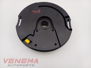 Gebruikte Subwoofer Seat Leon (KLB) 1.5 TSI 16V Prijs € 74,99 Margeregeling aangeboden door Venema Autoparts