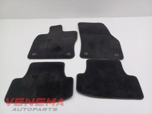Gebruikte Matten Set Volkswagen T-Roc I 1.5 TSI 16V Prijs € 49,99 Margeregeling aangeboden door Venema Autoparts