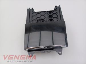 Gebruikte Opbergvak Skoda Karoq 1.0 TSI 12V Prijs € 49,99 Margeregeling aangeboden door Venema Autoparts