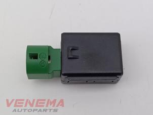 Gebruikte AUX/USB aansluiting Skoda Karoq 1.0 TSI 12V Prijs € 9,99 Margeregeling aangeboden door Venema Autoparts